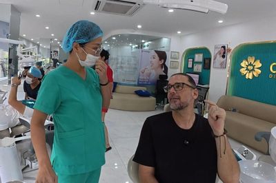 Khách Mỹ sốc khi cầm hóa đơn khám bệnh ở Việt Nam