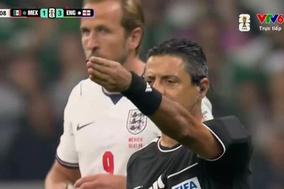 Ánh mắt của Harry Kane khi bị thổi penalty gây bão mạng