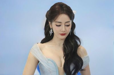 Mỹ nhân gặp sự cố vì mặc gợi cảm