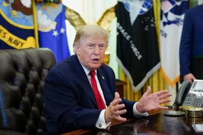 Ông Trump nói về chiếc thẻ đỏ gây tranh cãi