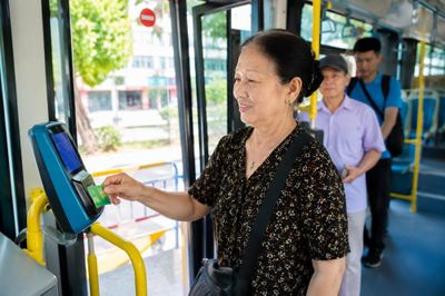 Hà Nội mở đăng kí thẻ xe buýt miễn phí gắn chip: Ai được cấp, cần giấy tờ gì?