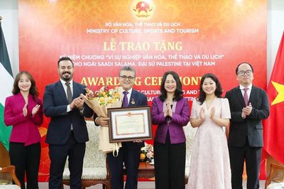 Trao tặng Kỷ niệm chương 'Vì sự nghiệp Văn hóa, Thể thao và Du lịch' cho Đại sứ Palestine tại Việt Nam