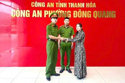 Nhặt được túi xách chứa 75 triệu đồng, chiến sĩ công an lập tức tìm người đánh rơi