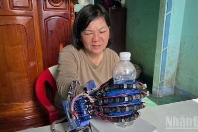 Học sinh chế tạo găng tay thông minh tặng mẹ