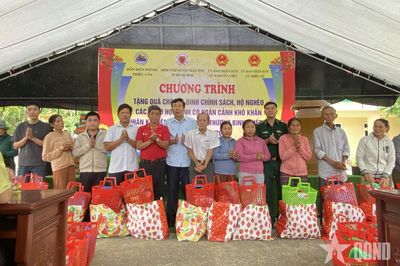 Đồn Biên phòng Triệu Vân trao 200 suất quà tri ân gia đình chính sách