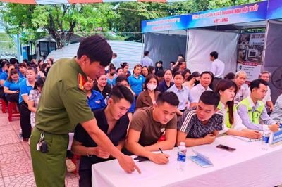 Hơn 200 người lao động tham gia Phiên giao dịch việc làm phường Hòa Xuân