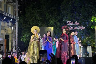 Tà áo dài thăng hoa trong đêm diễn giữa lòng Huế