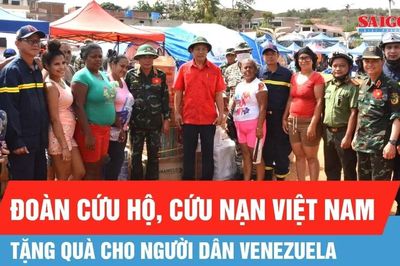Đoàn cứu hộ, cứu nạn Việt Nam tặng quà cho người dân Venezuela