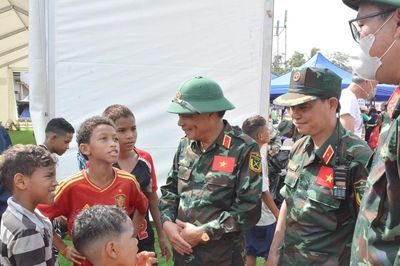 Đoàn Việt Nam tặng quà cho người dân Venezuela