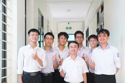 Những học trò thủ khoa, á khoa đến từ ngôi trường ven biển xứ Nghệ