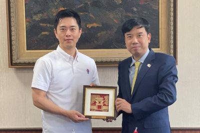 Tổng Lãnh sự Nguyễn Trường Sơn làm việc với lãnh đạo tỉnh Osaka, thành phố Osaka và thành phố Sakai (Nhật Bản)