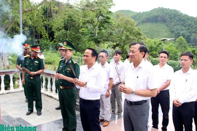 Dâng hương tri ân các Anh hùng, liệt sĩ tại Khu di tích lịch sử An ninh vũ trang Quảng Nam - Đà Nẵng