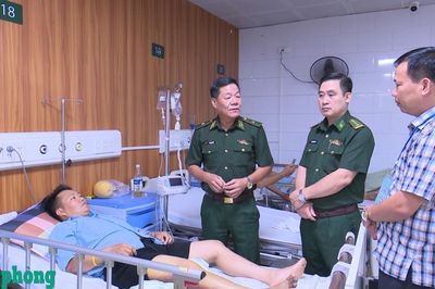 Thăm, động viên Thiếu tá Biên phòng bị thương trong khi làm nhiệm vụ