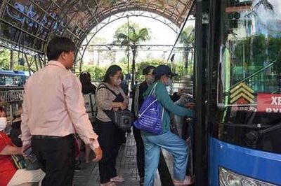 Từ hôm nay, Hà Nội cấp miễn phí thẻ xe buýt gắn chip cho đối tượng ưu tiên
