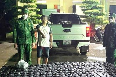 Phát hiện đối tượng chở 200 bình nghi chứa khí cười ở Quảng Ninh