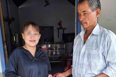 Trả lại gần 75 triệu đồng và máy tính xách tay cho người đánh rơi