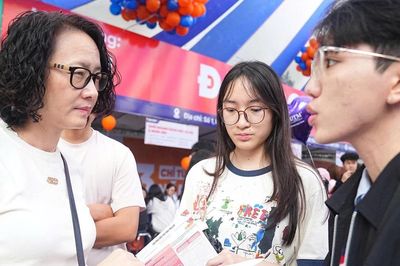 Tuyển sinh Đại học 2026: Điểm sàn lệch tới 10 điểm