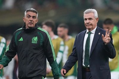 HLV Aguirre sau thất bại của Mexico: 'Mọi chỉ trích, hãy nhằm vào một mình tôi'