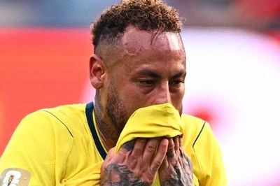 Ảnh Neymar gục ngã gây bão toàn cầu