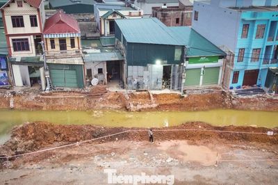 Bẫy hố sâu ngổn ngang ven nhà dân khi thi công mở rộng Quốc lộ 6