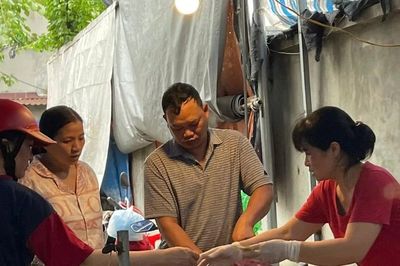 Tăng lương, làm sao ngăn giá cả hàng hóa 'cuốn' theo?