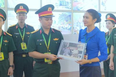 Sĩ quan trẻ Việt Nam - Lào tiếp lửa truyền thống liên minh chiến đấu