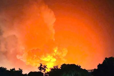 Cháy lớn kèm nhiều tiếng nổ, cột khói bốc cao hàng chục mét