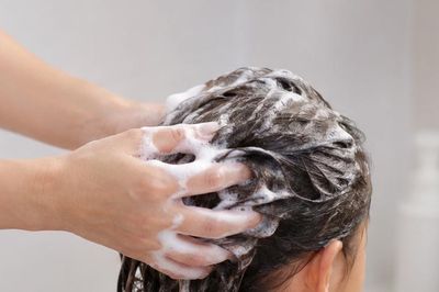 Dùng chung dầu gội, sữa tắm với bố mẹ có khiến trẻ dậy thì sớm?