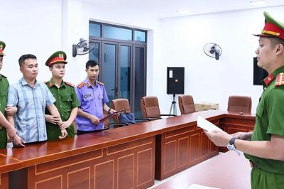 Từ dải điểm 10 Toán đến lệnh giữ khẩn cấp giáo viên Trường THPT Chuyên Tuyên Quang