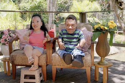 Bên trong ngôi nhà 'đo ni đóng giày' của cặp đôi chồng cao 90cm, vợ cao 91cm