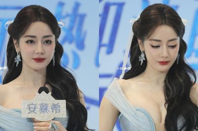 Diễn viên Địch Lệ Nhiệt Ba diện váy hở bạo, liên tục lấy tay che ngực