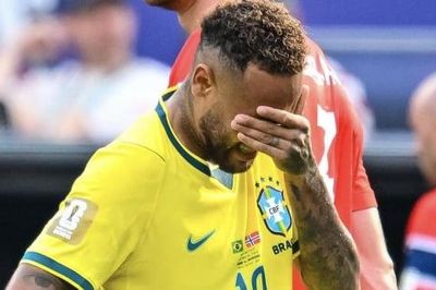 Neymar bật khóc tạm biệt World Cup, thái độ của bạn gái danh thủ gây chú ý