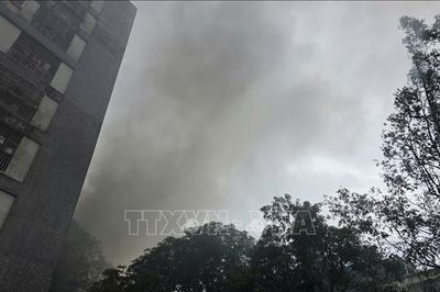 Khống chế đám cháy tại kho phế liệu nằm sát khu chung cư