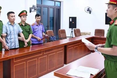 Tạm giữ một giáo viên liên quan vụ điểm toán cao bất thường ở Tuyên Quang