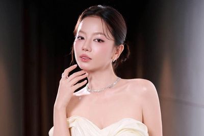 Mỹ nhân 'Mưa Đỏ' diện váy trễ vai khoe vẻ đẹp tựa nữ thần
