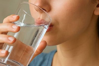 Điều gì xảy ra với cơ thể nếu bạn uống nước sai cách trong thời gian dài?