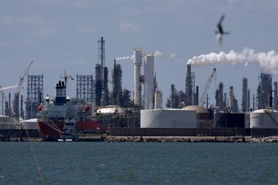 Giá dầu giảm nhẹ khi OPEC+ tiếp tục nâng mục tiêu sản lượng