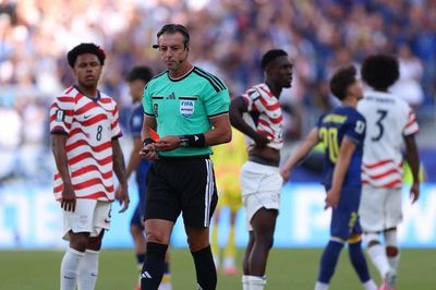 HLV tuyển Bỉ ví FIFA hoãn thẻ đỏ như trò đùa Cá tháng Tư