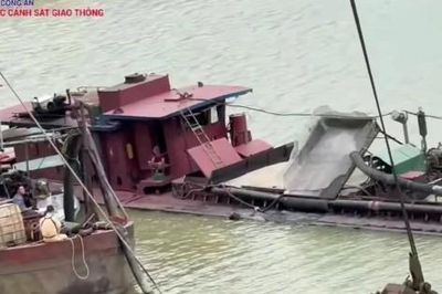 Bắt quả tang 6 tàu khai thác, vận chuyển cát trái phép trên sông Lam