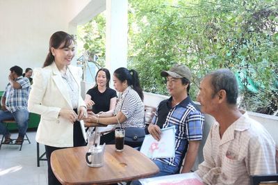Cà phê công vụ, gần dân hơn