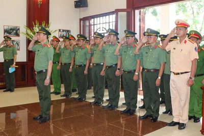 Công an tỉnh An Giang dâng hương kỷ niệm 80 năm Ngày truyền thống lực lượng An ninh nhân dân