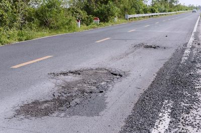 Quốc lộ N1 qua xã Giang Thành vừa nâng cấp đã xuống cấp