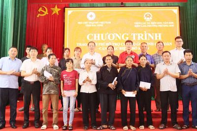 Bắc Ninh: Trao 195 triệu đồng hỗ trợ các hộ gia đình hoàn cảnh đặc biệt khó khăn