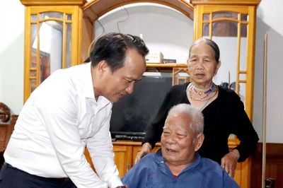Phó Bí thư Thường trực Thành ủy Đà Nẵng Nguyễn Đình Vĩnh thăm gia đình chính sách tại xã Hùng Sơn