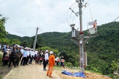 Lễ đóng điện công trình cấp điện cho 2 bản: Huổi Dạo và Huổi Lính