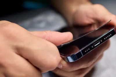 Mẹo chọn miếng dán màn hình smartphone: Tính năng quan trọng giúp chống bám vân tay