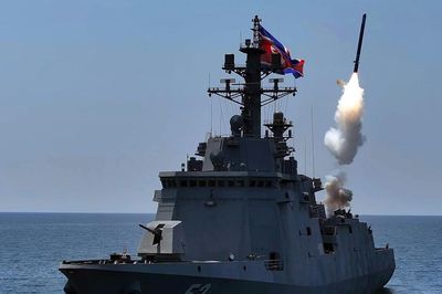 Khu trục hạm Kang Kon của Triều Tiên phóng loạt tên lửa và hệ thống phòng thủ trên tàu sân bay Phúc Kiến