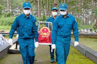 Lấy mẫu 70 hài cốt liệt sĩ chưa rõ danh tính tại Nghĩa trang Liệt sĩ Di Linh