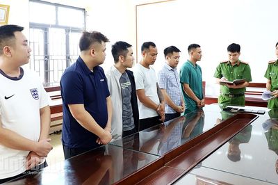 Triệt phá đường dây, tạm giữ hình sự 6 đối tượng về hành vi 'Đánh bạc' và 'Tổ chức đánh bạc' dưới hình thức cá độ bóng đá trên không gian mạng với số tiền giao dịch hơn 900 tỷ đồng