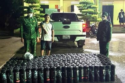 Quảng Ninh: Bắt giữ đối tượng vận chuyển 200 bình khí cười không rõ nguồn gốc